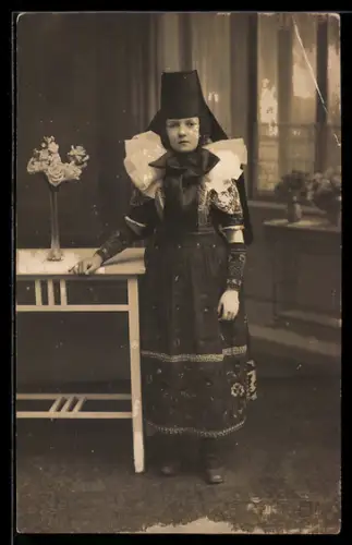 Foto-AK Kleines Mädchen in Bad Nenndorfer Tracht