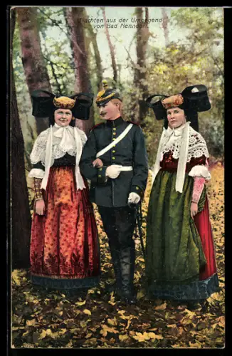 AK Bad Nenndorf, Soldat mit zwei Frauen in Trachten aus der Umgegend