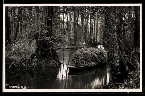 AK Mann in einem Boot im Spreewald
