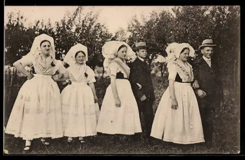 AK Auf zum Tanz, Spreewälderinnen in Tracht