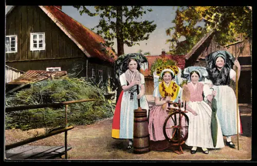 AK Wendische Beschäftigungen, Altes Bauerngehöft, Trachten, Butterfass u. Spinnrad