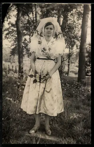 Foto-AK Spreewälderin in Tracht mit Blumenstrauss
