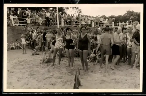 AK Travemünde, Männer und Frauen in Badekleidung am Strand