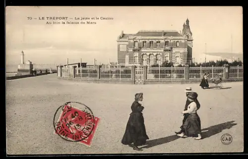 AK Le Tréport, La jetée et le Casino, Au loin la falaise de Mers