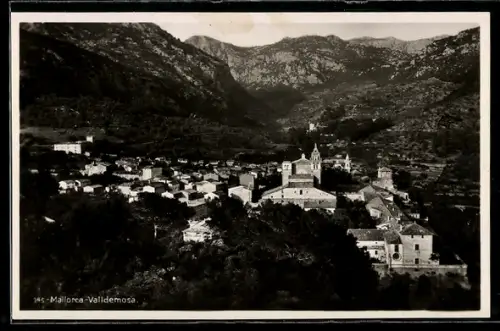 AK Mallorca, Valldemosa, Ortsansicht mit Kirche und Bergkulisse