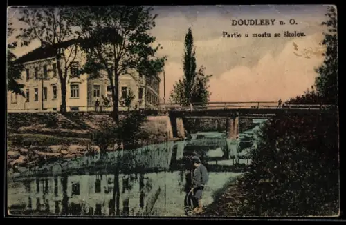 AK Doudleby n. O., Partie u mostu se skolou