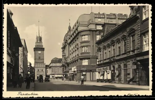 AK Pardubice, Strassenpartie mit Geschäften und Turm