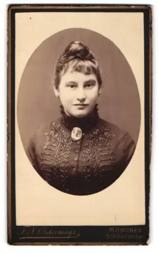 Fotografie F. X. Ostermayr, München, Schillerstrasse 4, Porträt einer Dame mit Brosche