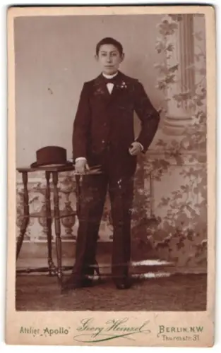 Fotografie Georg Heinzel, Berlin, Thurmstrasse 31, Junger Herr mit Hut