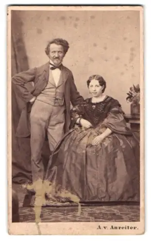Fotografie A. v. Anreiter, Wien, Franz Josefs Quai, Elegantes Paar in historischer Kleidung