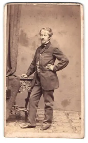Fotografie J. Ruwner & Co., Wien, Wollzeile 34, Herr im Anzug