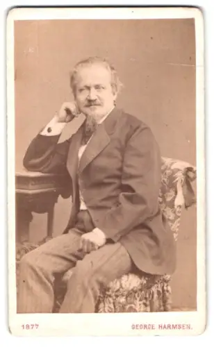 Fotografie George Harmsen, Wien, Hauptstrasse 26, Herr mit nachdenklichem Blick