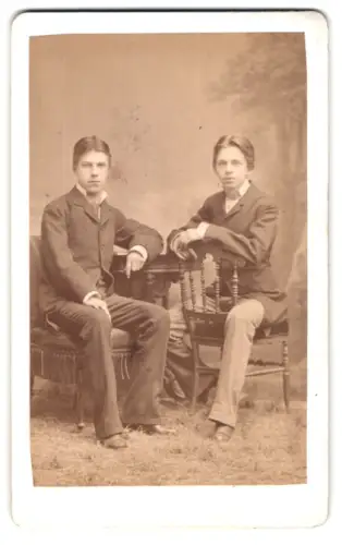 Fotografie Heinrich Harmsen, Wien, Hauptstrasse 26, Zwei junge Männer in festlicher Kleidung
