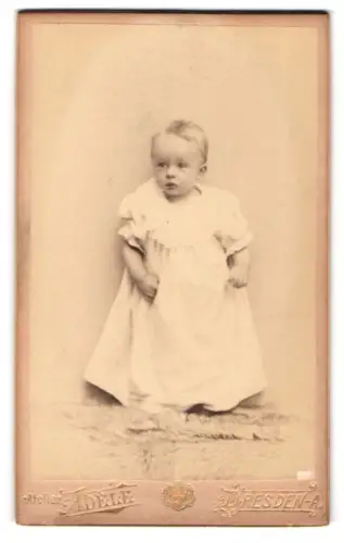 Fotografie Atelier Adèle, Dresden, Striesener Platz 11, Kleinkind in weissem Kleid