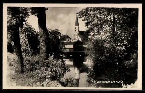 AK Mattighofen /O. Ö., Kirche mit Brücke und Spiegelung