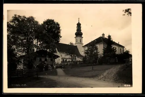 AK Jeging, Ortspartie mit Kirche und Häusern