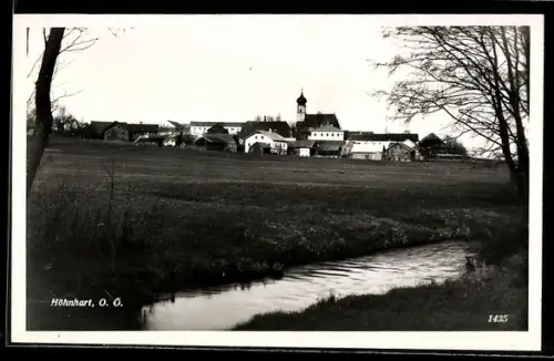 AK Höhnhart /O. Ö., Ortspanorama mit Kirche und Bach