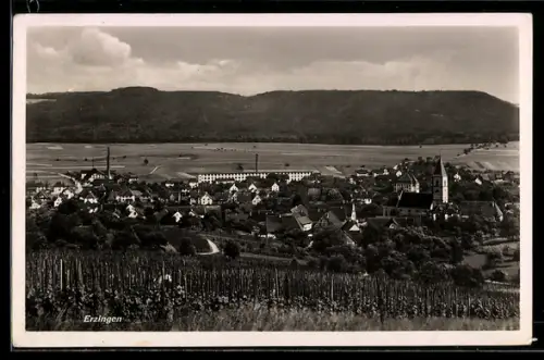 AK Erzingen, Ortsansicht mit Kirche und Weinbergen