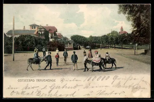 AK Travemünde, Spaziergänger und Reiter auf der Promenade