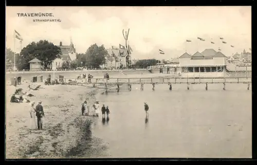 AK Travemünde a.d. Ostsee, Kinder spielen am Strand, die Landungsbrücke