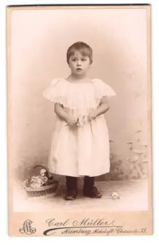 Fotografie Carl Müller, Hamburg, Hoheluft-Chaussee 35, Kleinkind im weissen Kleid