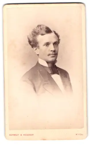 Fotografie Schmidt & Wegener, Kiel, Dänische Strasse 35, Porträt eines jungen Mannes