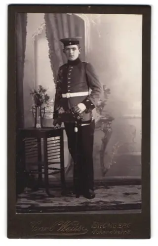 Fotografie Carl Weisse, Bromberg, Johannisstrasse 8, Soldat in Uniform mit Krätzchen und Säbel
