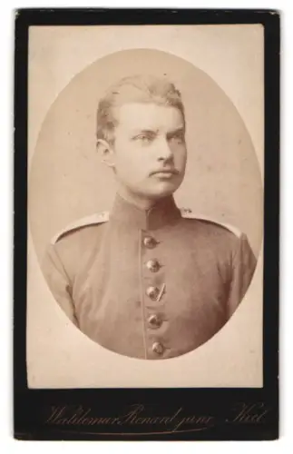 Fotografie Waldemar Renards, Kiel, Sophienblatt 18, Soldat in Uniform