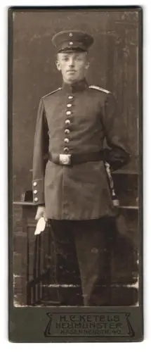 Fotografie H. C. Ketels, Neumünster, Kasernenstrasse 40, Soldat in Uniform mit Schirmmütze und Seitenwaffe