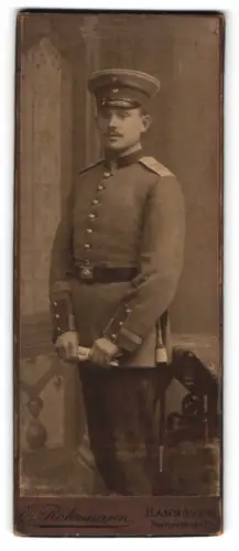 Fotografie E. Rohrmann, Hannover, Heinrichstr. 15, Soldat vom Regiment Nr. 73 in Uniform mit Schirmmütze u. Bajonett