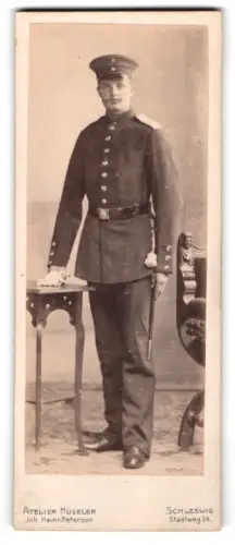 Fotografie Atelier Hüseler, Schleswig, Stadtweg 34, Soldat in Uniform mit Schirmmütze und Bajonett