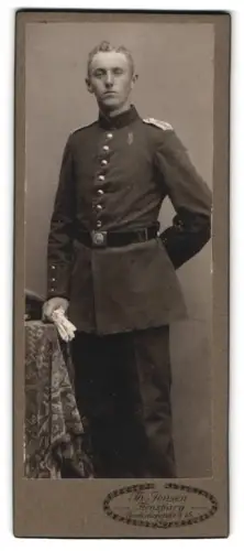 Fotografie Th. Jensen, Flensburg, Norderhofenden 15, Soldat in Uniform mit Schirmmütze