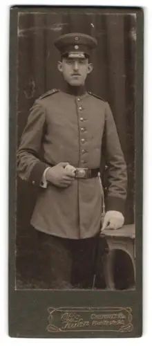 Fotografie Otto Kühn, Chemnitz, Planitzstr. 90, Soldat vom Regiment Nr. 181 in Uniform mit Schirmmütze und Bajonett