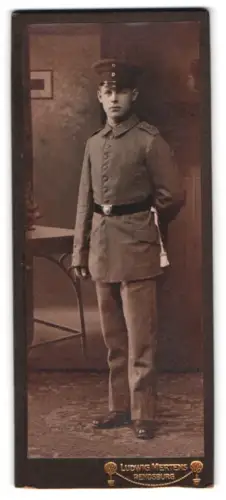 Fotografie Ludwig Mertens, Rendsburg, Am Gymnasium, Soldat vom Inf.-Rgt. Nr. 85 in Uniform mit Schirmmütze und Bajonett