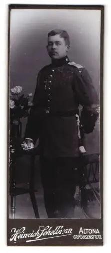 Fotografie Heinrich Schellhorn, Altona, Gr. Roosenstr. 73, Soldat vom Rgt. Nr. 31 in Uniform mit Schirmmütze u. Bajonett