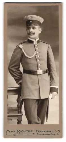 Fotografie Max Richter, Frankfurt a. O., Regierungs-Str. 13, Uffz. in Uniform mit Schützenschnur 1. Stufe und Bajonett