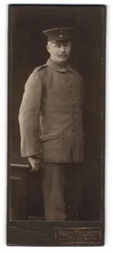 Fotografie Martin Hönscheidt, Essen, Huyssenallee 21, Soldat in Feldgrau Uniform mit Schirmmütze