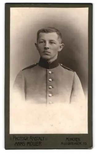 Fotografie Hans Möller, München, Augustenstr. 73, Soldat in Uniform