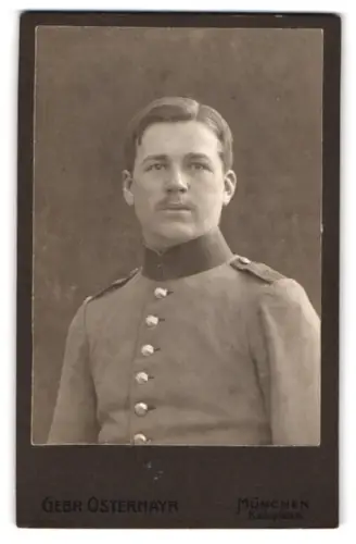 Fotografie Gebr. Ostermayr, München, Karlsplatz 6, Soldat vom 1. Königlich Bayrischen Inf.-Regiment König in Uniform