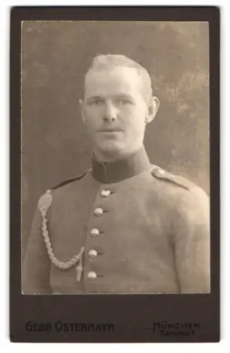 Fotografie Gebr. Ostermayr, München, Karlsplatz 6, Soldat vom Bayr. Inf.-Regiment in Uniform mit Schützenschnur 1. Stufe