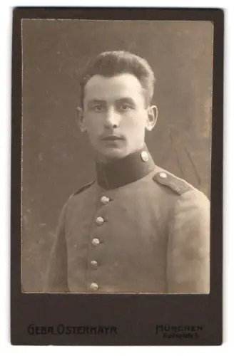 Fotografie Gebr. Ostermayr, München, Karlsplatz 6, Gefreiter vom 1. Königlich Bayrischen Inf.-Regiment König in Uniform