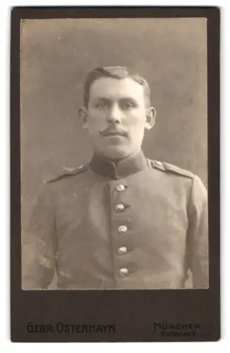 Fotografie Gebr. Ostermayr, München, Karlsplatz 6, Soldat vom 1. Königlich Bayrischen Inf.-Regiment König in Uniform