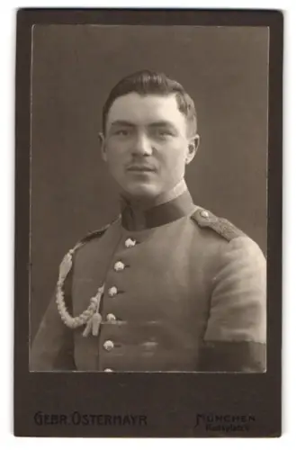 Fotografie Gebr. Ostermayr, München, Karlsplatz 6, Uffz. 1. Kgl. Bayr. Rgt. König in Uniform mit Schützenschnur 2. Stufe