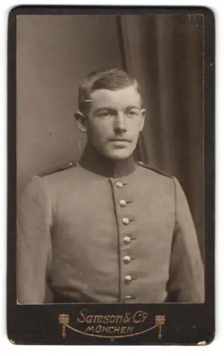 Fotografie Samson & Co., München, Neuhauserstr. 7, Soldat in Uniform