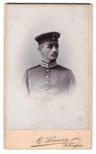 Fotografie Otto Lorenz, Solingen, Kaiserstr. 259, Einjährig-Freiwilliger Garde-Soldat in Uniform mit Schirmmütze