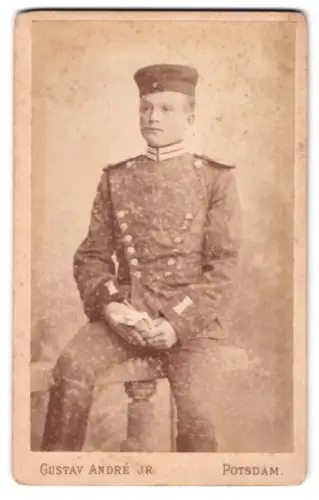Fotografie Gustav André Jr., Potsdam, Spandauer-Str. 34, Garde-Ulan in Uniform mit Krätzchen