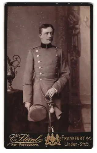 Fotografie C. Steinl, Frankfurt a. O., Lindenstrasse 5, Offizier im Uniformrock mit Schirmmütze und Säbel
