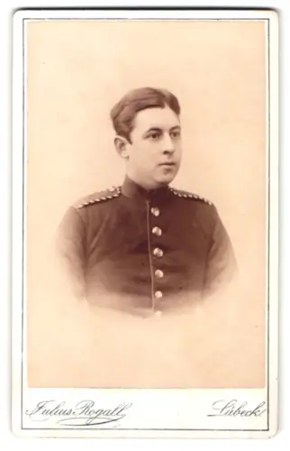 Fotografie Julius Rogall, Lübeck, Breitestrasse 788, Einjährig-Freiwilliger in Uniform