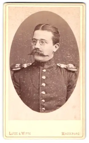 Fotografie Lutze & Witte, Magdeburg, Breite Weg Ecke Schul-Str., Offizier in Uniform