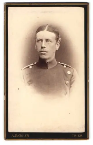 Fotografie A. Gassler, Trier, Hosenstrasse 7a, Offizier im Überrock
